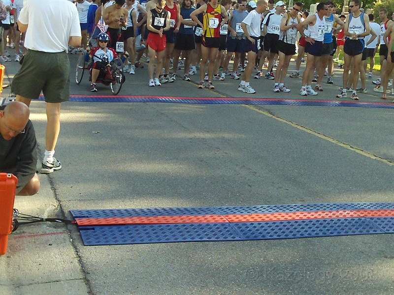 DexterA2 258.jpg - The Ann Arbor Track Club (AATC) hosts the annual Dexter to Ann Arbor Half Marathon run. These photos are the 2009 run.